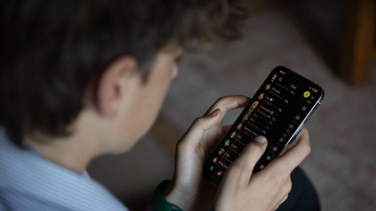 Aide à la réduction de l’usage d’écrans : les adolescents étudient l’addiction de leurs parents