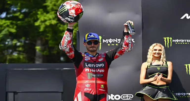 Francesco Bagnaia perd la victoire à Brno en raison d’une chute tardive.