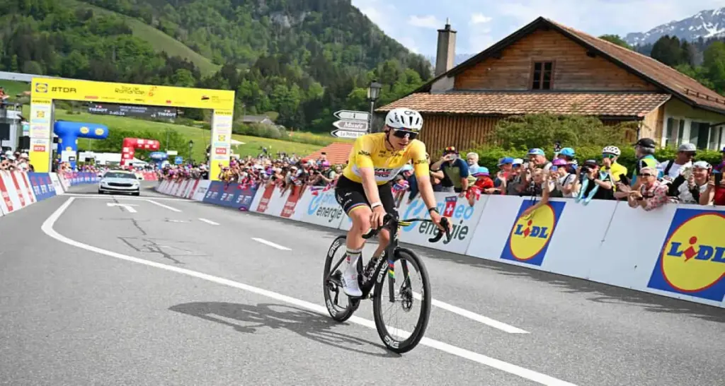 Tadej Pogacar, favori du peloton, suscite l’attention au Tour de Suisse.