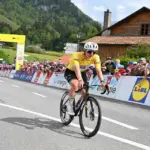 Tadej Pogacar, favori du peloton, suscite l&rsquo;attention au Tour de Suisse.