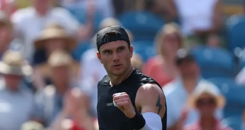 Jack Draper, joueur britannique, crée la surprise à Wimbledon avec sa performance inattendue.