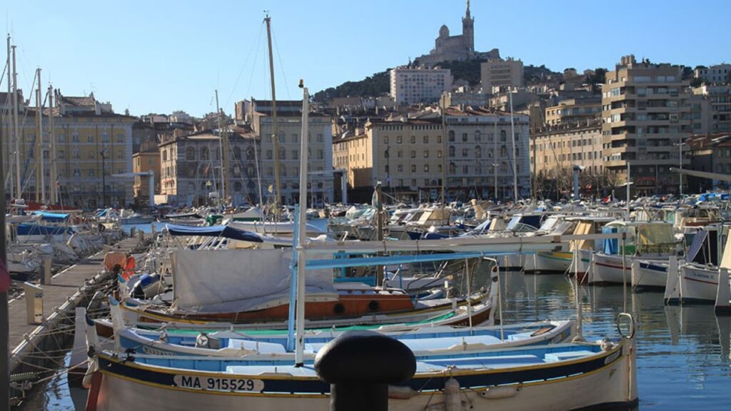 Opération de nettoyage au Vieux-Port de Marseille lancée par la mairie et la Métropole.