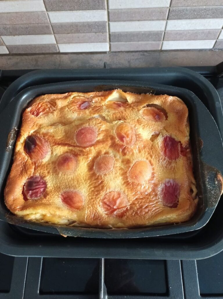 Recette de clafoutis aux abricots frais préparée avec le combiné Ninja en cuisine.
