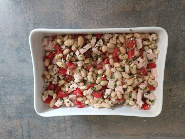 Recette de salade d’haricots blancs, tomates et cervelas proposée par Gigi en cuisine
