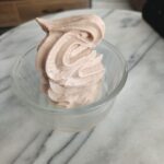 Recette de crème glacée au chocolat réalisée avec la swirl Ninja dans une cuisine professionnelle.