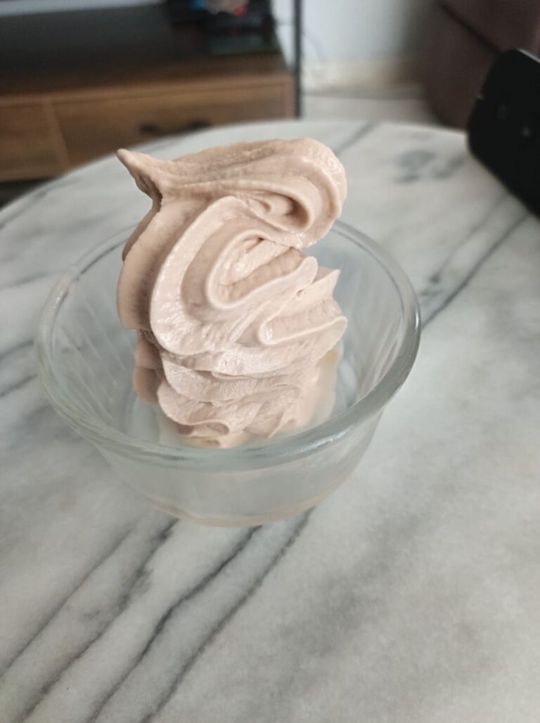 Recette de crème glacée au chocolat réalisée avec la swirl Ninja dans une cuisine professionnelle.