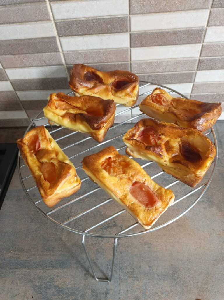 Recette de mini clafoutis aux abricots préparée avec un robot Ninja en cuisine.