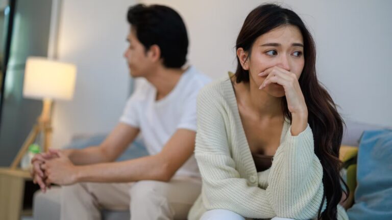 Jalousie rétroactive en couple : comprendre ses causes et implications psychologiques.