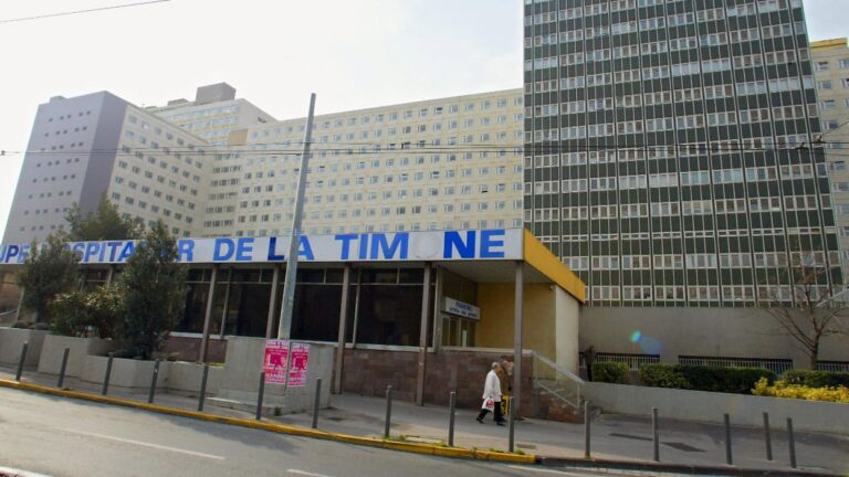Un bébé retrouvé inconscient dans une voiture meurt aux urgences à Marseille.
