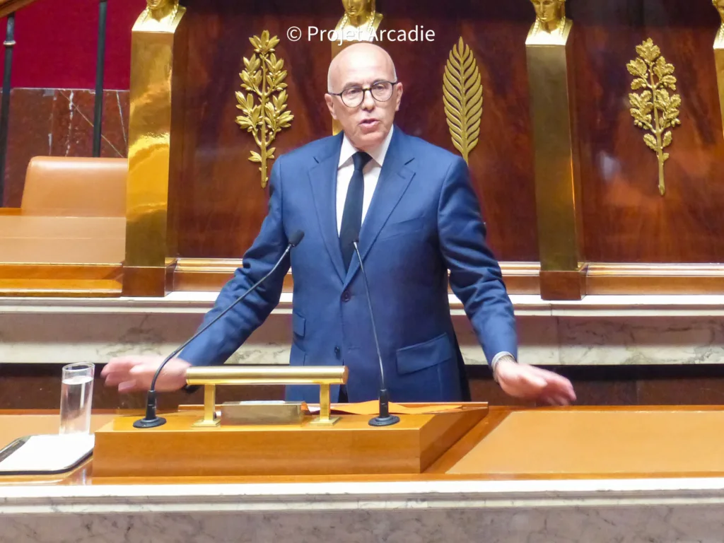 Le gouvernement français renforce les OQTF face à une hausse des mariages frauduleux.
