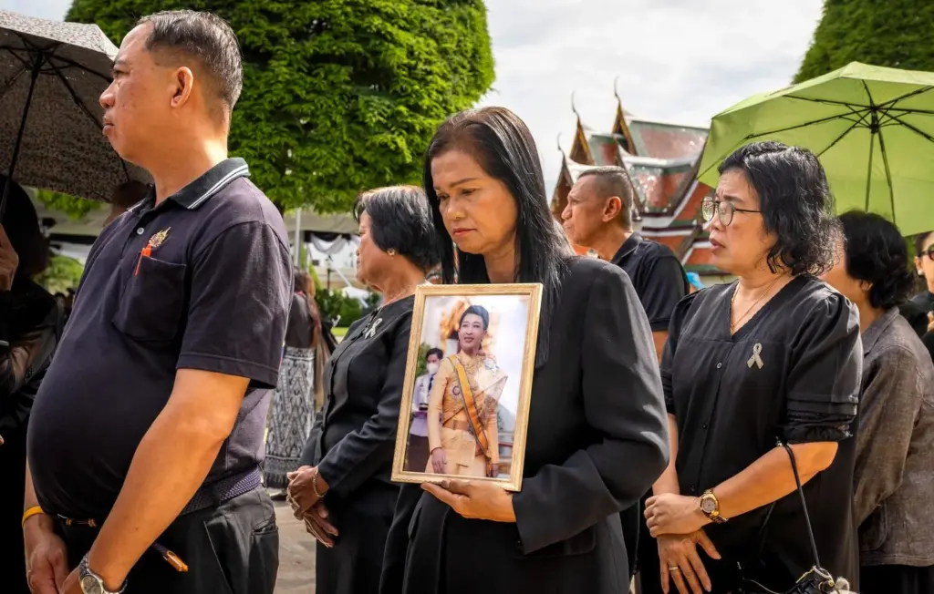 Thaïlande : décès de la princesse Bha à 47 ans, des milliers de citoyens en deuil.
