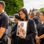Thaïlande : décès de la princesse Bha à 47 ans, des milliers de citoyens en deuil.
