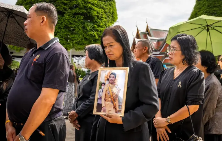 Thaïlande : décès de la princesse Bha à 47 ans, des milliers de citoyens en deuil.