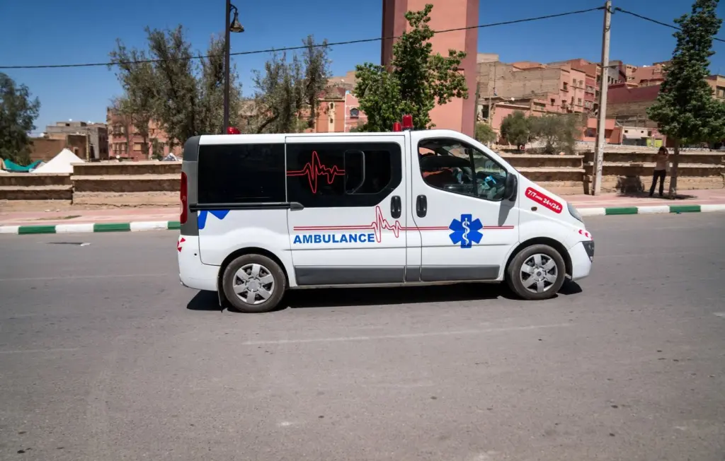 Deux Français décèdent dans le crash d’un avion léger au Maroc, enquête ouverte.