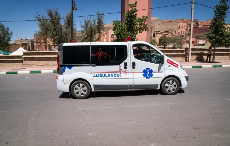 Deux Français décèdent dans le crash d’un avion léger au Maroc, enquête ouverte.