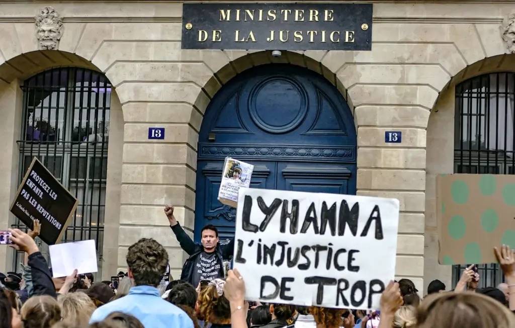 Affaire Lyhanna : Liens entre un maire, un juge et le principal suspect révélés.