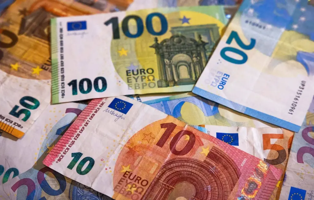 Un éboueur découvre 5 millions d’euros dans un sac à Montpellier, enquête ouverte.
