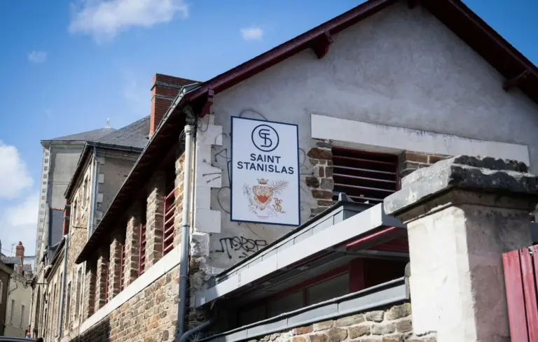 Plaque mémorielle à Nantes pour reconnaître les victimes de violences sexuelles à Saint-Stanislas