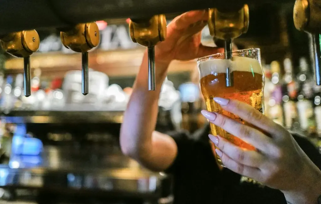Fermetures acoustiques : le patron de bar à Bordeaux lance l’alerte avec #sauvetonbar
