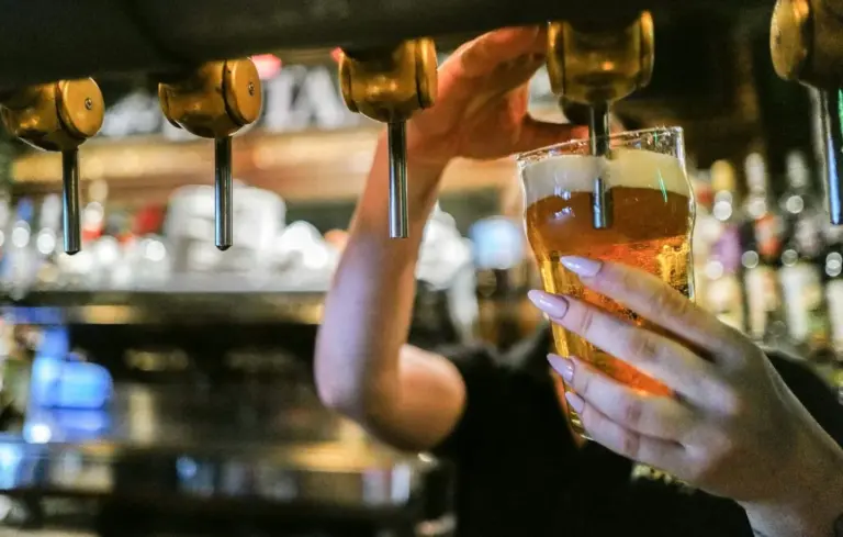 Fermetures acoustiques : le patron de bar à Bordeaux lance l’alerte avec #sauvetonbar