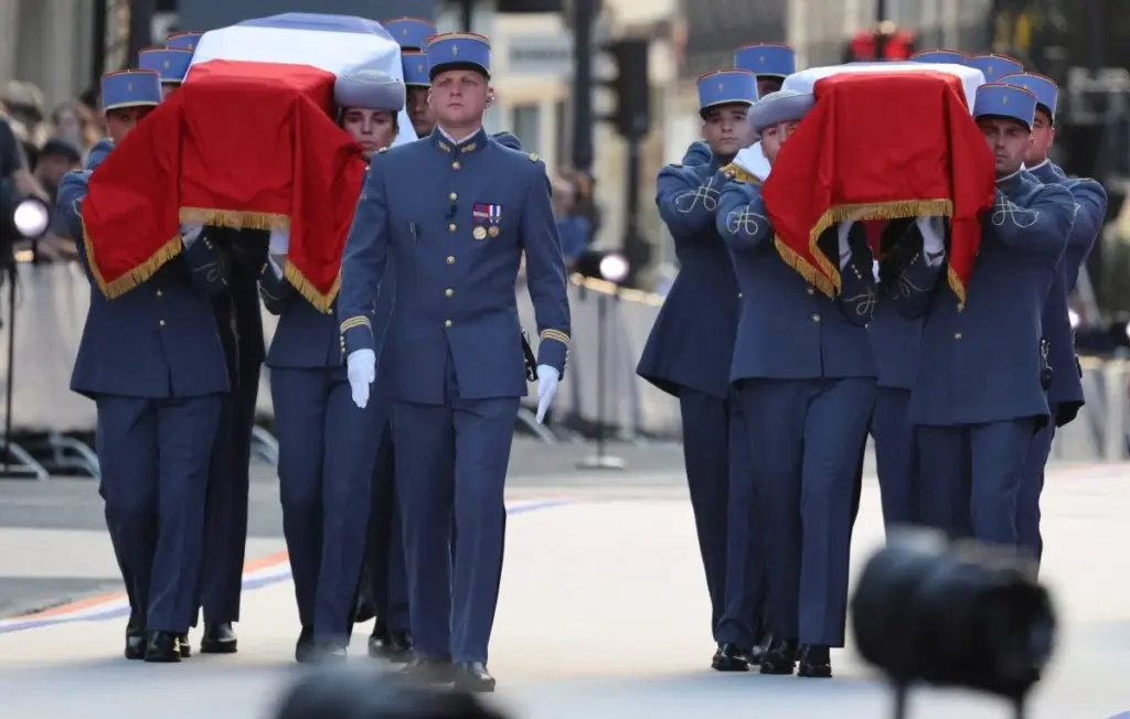 Macron rend hommage à Marc Bloch au Panthéon, soulignant son rôle d’historien et de résistant.