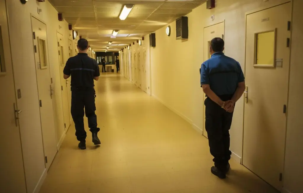 Salah Abdeslam menace le directeur de prison, restrictions de parloir maintenues.