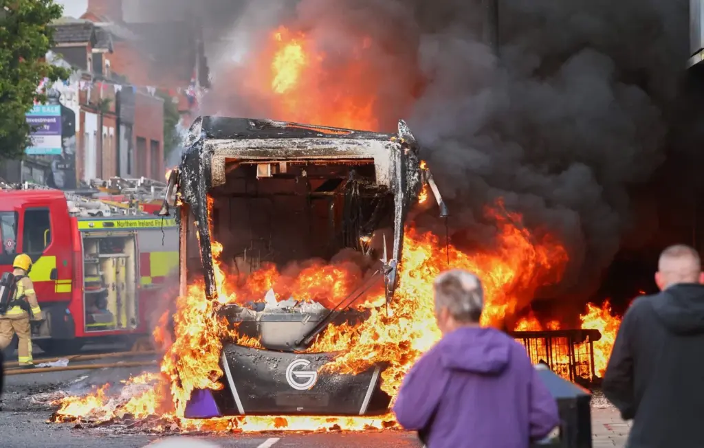 Émeutes à Belfast : violences anti-immigrés et attaque au couteau documentées en vidéo