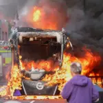 Émeutes à Belfast : violences anti-immigrés et attaque au couteau documentées en vidéo