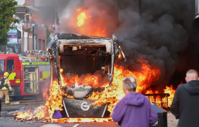 Émeutes à Belfast : violences anti-immigrés et attaque au couteau documentées en vidéo