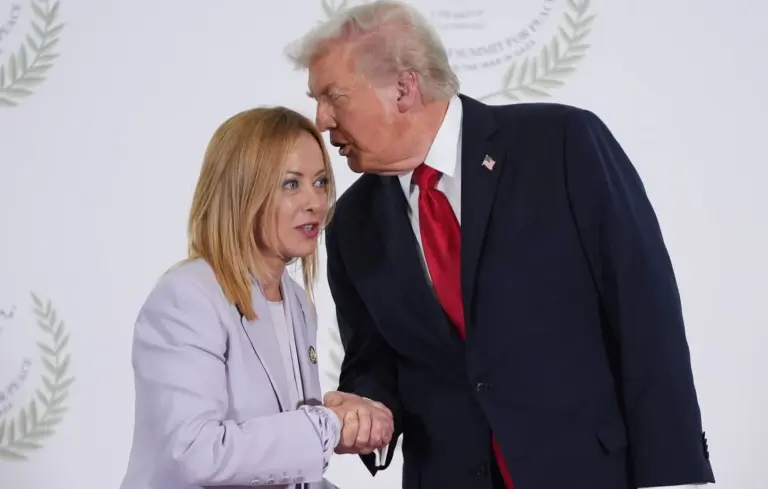 Trump et Meloni échangent des tensions lors d’un événement pour un selfie.
