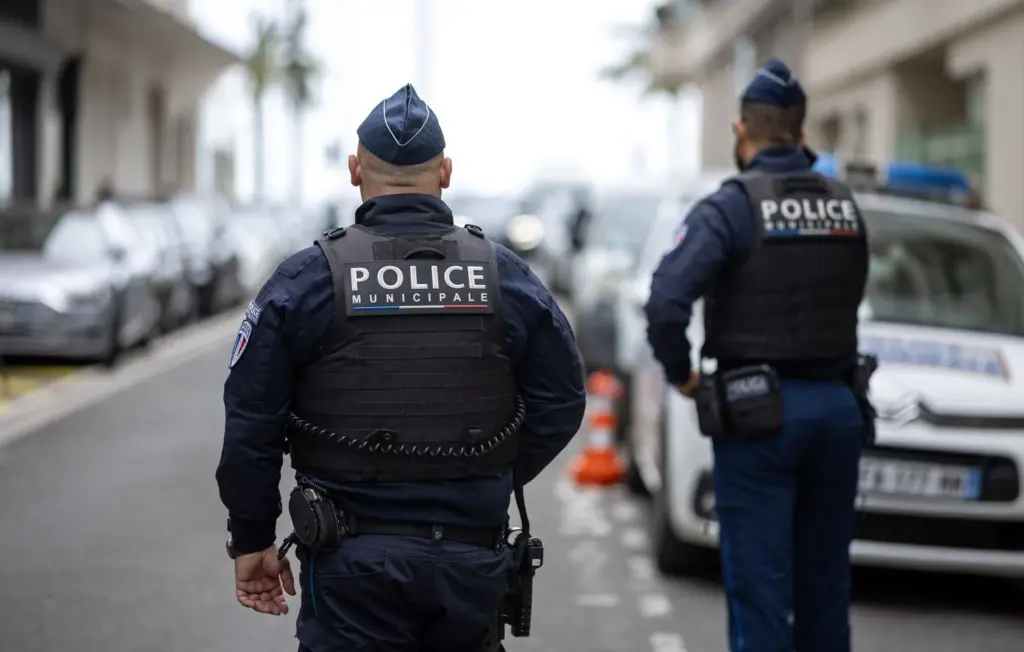 Fusillade à Nice : un tireur à trottinette, victimes sans lien avec le trafic.