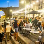 Des habitants de Marseille dénoncent le surtourisme dans leur petit port.