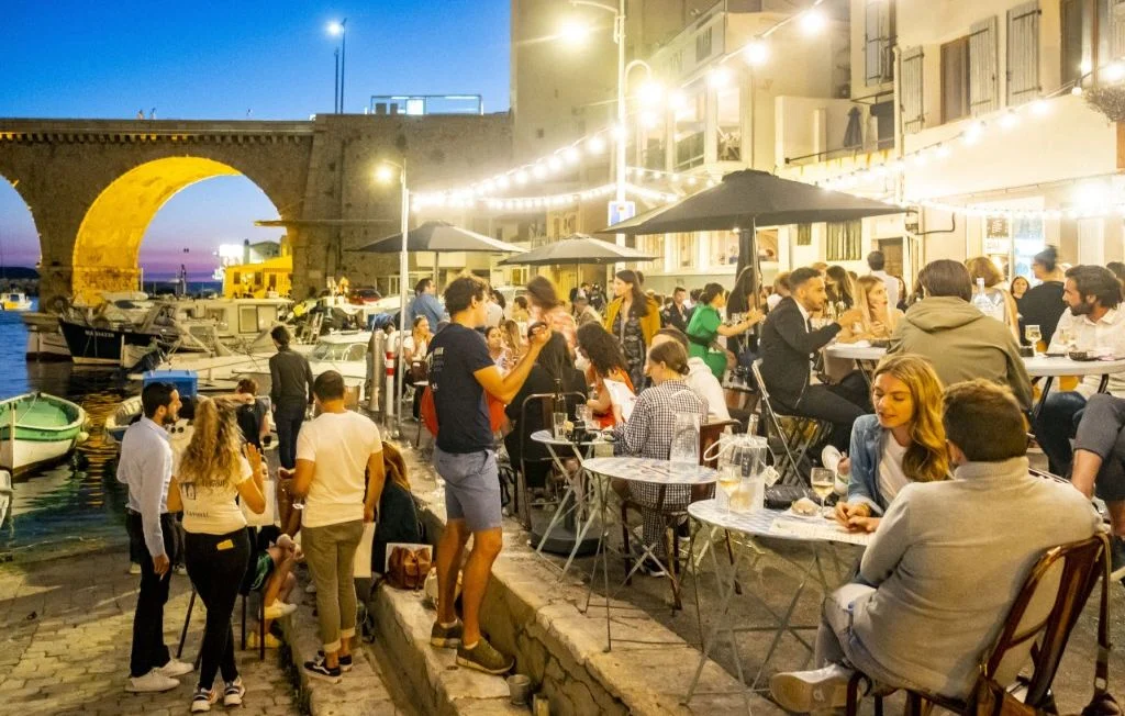 Des habitants de Marseille dénoncent le surtourisme dans leur petit port.