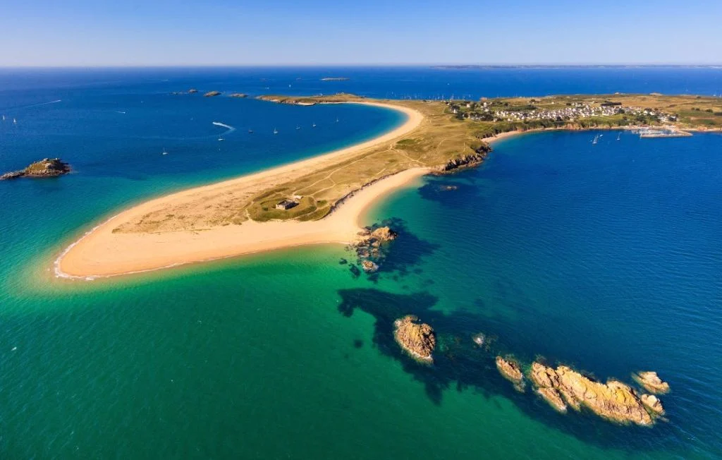 Alerte sécheresse sur une petite île de Bretagne, situation préoccupante pour l’agriculture locale.