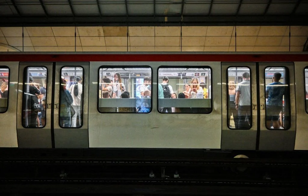 Un homme aveugle chute accidentellement d’un quai de métro à Lyon et décède.