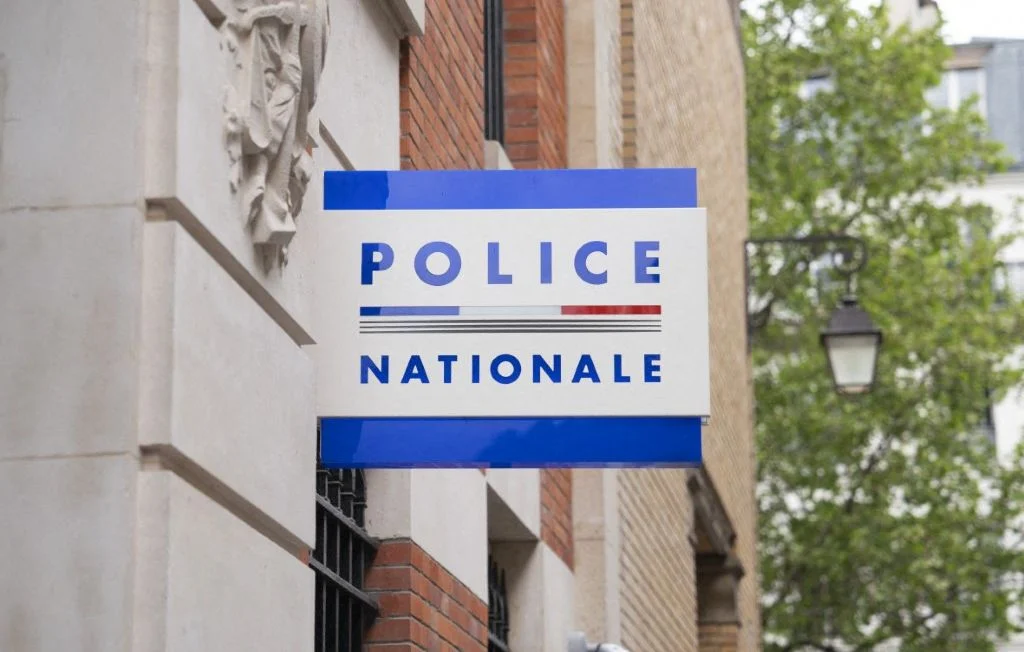Hérault : Un homme de 58 ans décède au commissariat d’Agde, enquête en cours.