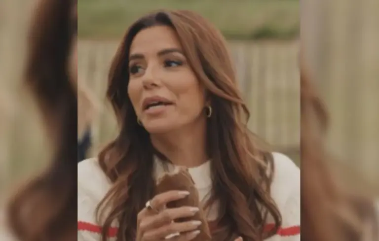 Eva Longoria découvre la galette saucisse et exprime son appréciation pour ce plat.
