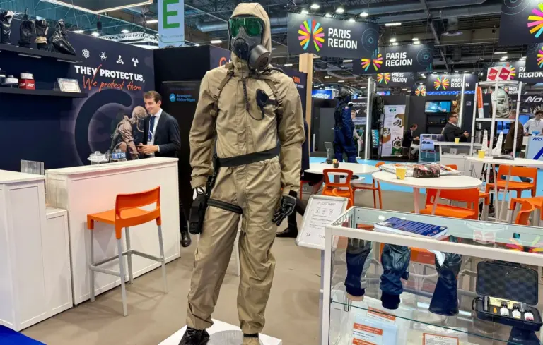 L’armée française commande 10 000 tenues NRBC pour renforcer sa protection.