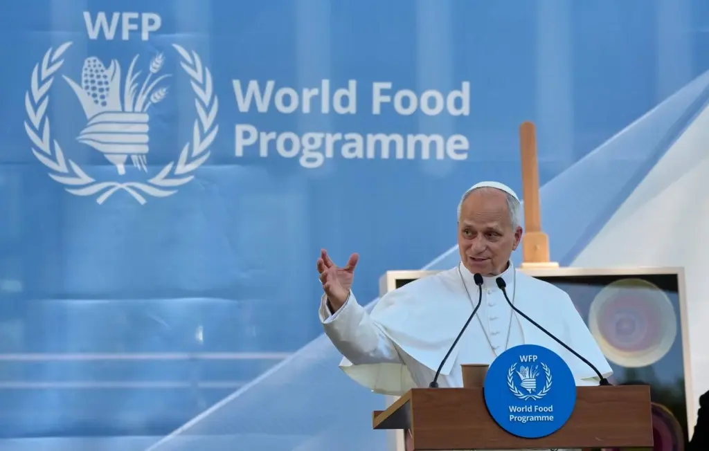 Le pape Léon XIV critique la bureaucratisation entravant l’aide humanitaire face aux famines.