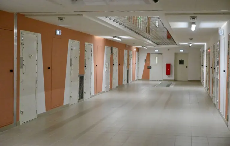 Un détenu décède dans un incendie à la prison des Baumettes à Marseille.
