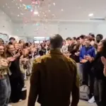 Haie d’honneur pour un professeur de lycée avant son départ à la retraite