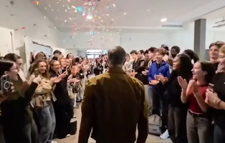 Haie d’honneur pour un professeur de lycée avant son départ à la retraite