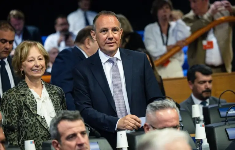 Le président de la métropole Aix-Marseille critique l’État et les modèles métropolitains.