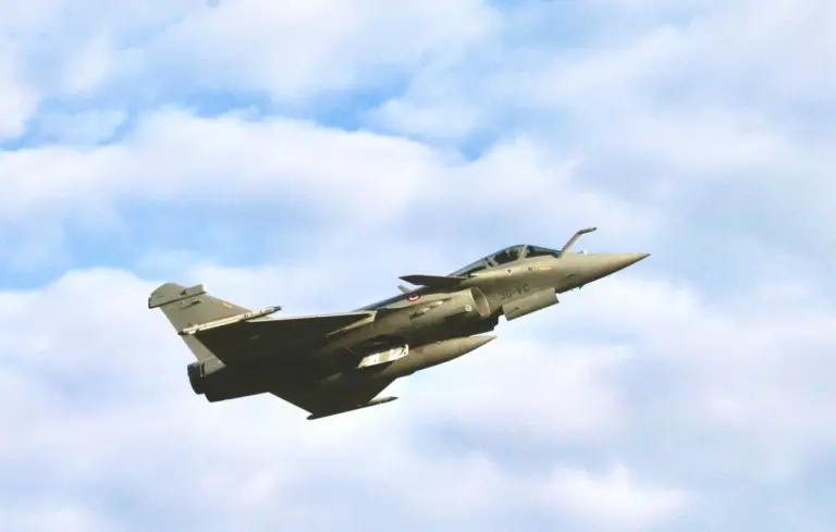 Un Rafale français décolle pour intercepter un aéronef non coopératif.