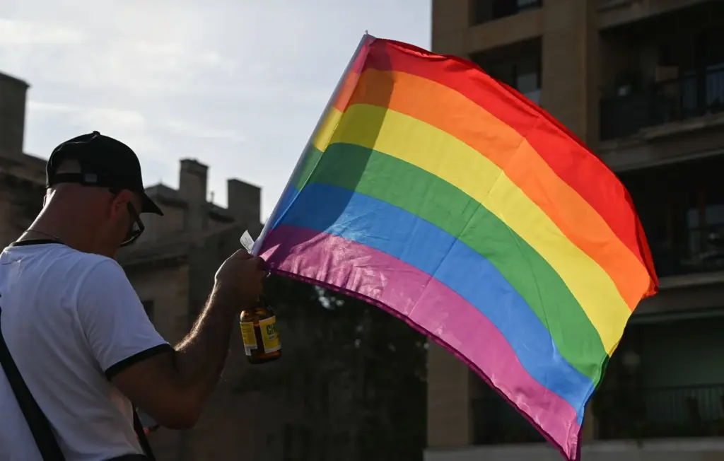 Marseille : Ewan Ange témoigne d’agressions et de menaces homophobes reçues.