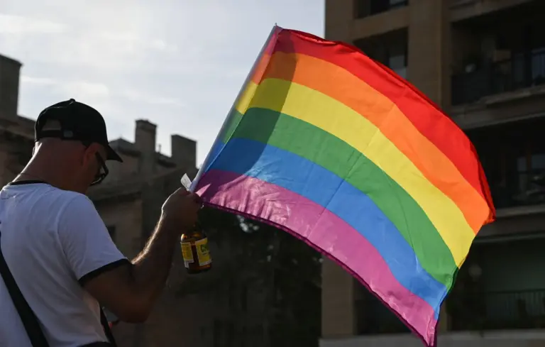 Marseille : Ewan Ange témoigne d’agressions et de menaces homophobes reçues.