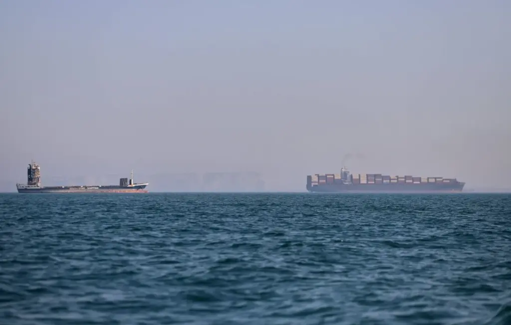 Iran annonce la fermeture du détroit d’Ormuz, les États-Unis renforcent leur vigilance.