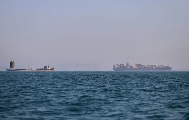 Iran annonce la fermeture du détroit d’Ormuz, les États-Unis renforcent leur vigilance.