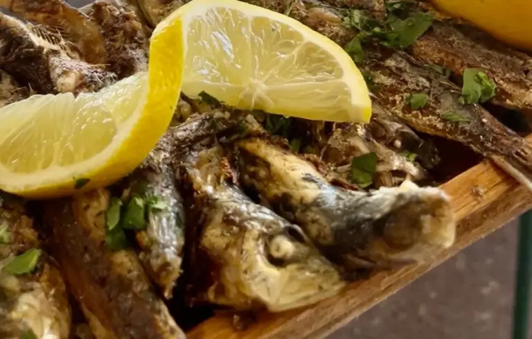La sardine, de la mer aux assiettes marseillaises : préparation en boîte, panée ou grillée.