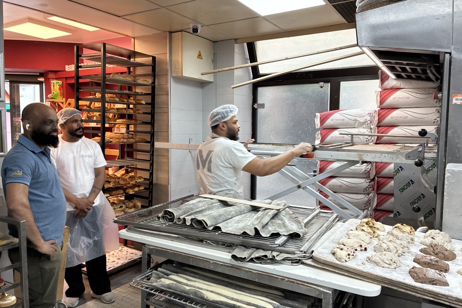 Sithamparappillai Jegatheepan, boulanger, propose du pain tranché et des baguettes à Paris.